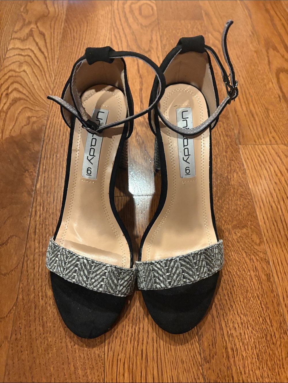 Unilady Black Ankle-Strap Heels with Silver Textured Toe Band